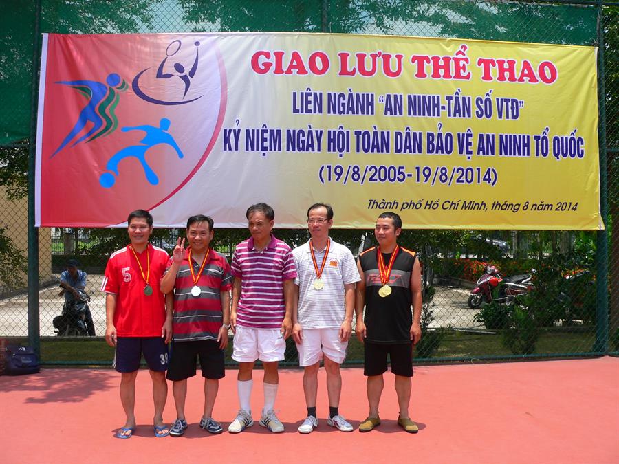 Ông Nguyễn Văn Thư – Phó Cục trưởng Okviphoatdong88 VTĐ trao huy chương cho các VĐV đoạt giải môn bóng bàn.