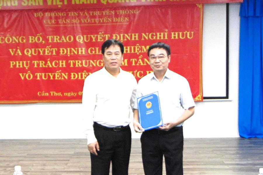 Vụ trưởng Vụ TCCB Phạm Minh Tiến trao Quyết định cho ông Hà Đình Đông