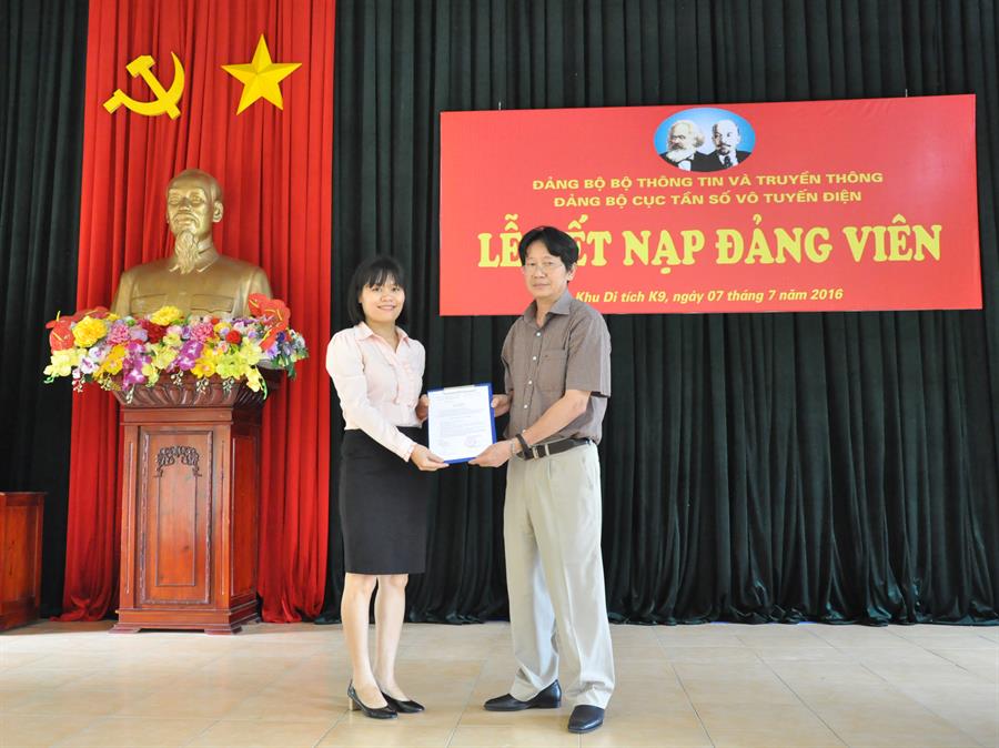 Đồng chí Dương Văn Cộng - Bí thư Chi bộ Tổ chức Cán bộ trao Lienminhokvip kho game cực khủng kết nạp cho đồng chí Mai Thanh Thủy