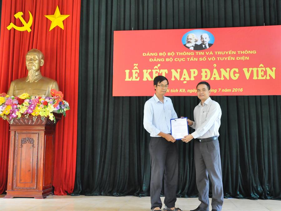 Đồng chí Nguyễn Phương Đông - Bí thư Chi bộ Trung tâm I trao Lienminhokvip kho game cực khủng kết nạp cho đồng chí Nguyễn Duy Hiếu