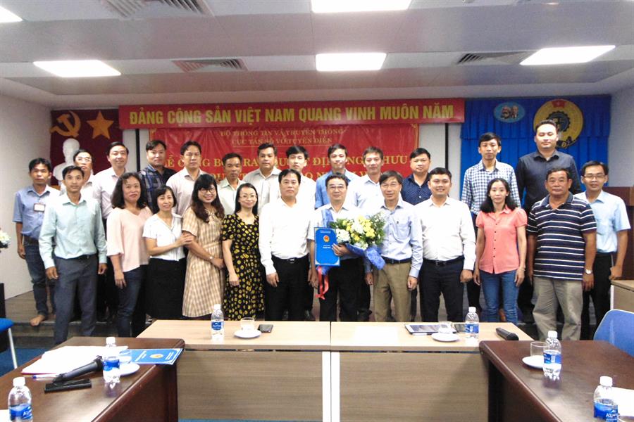Ông Hà Đình Đông chụp ảnh lưu niệm với các đại biểu và tập thể CCVC Trung tâm IV