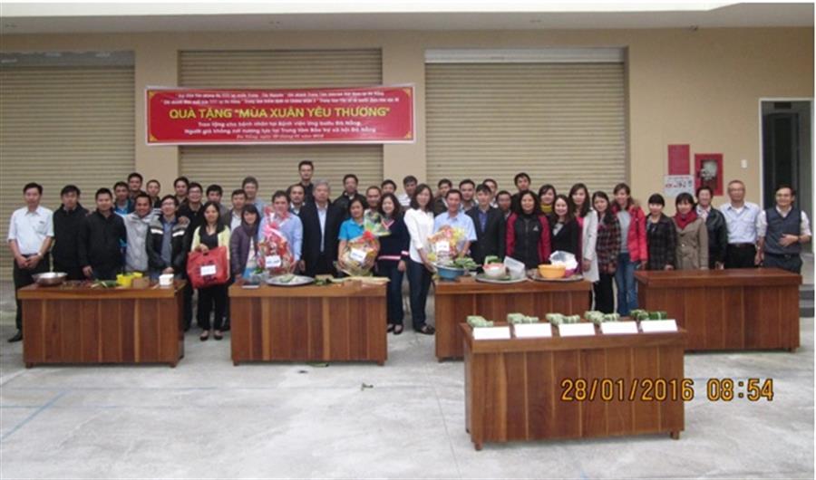 Lãnh đạo các đơn vị chụp ảnh lưu niệm với các đội và đoàn viên công đoàn 05 đơn vị tại Cuộc thi