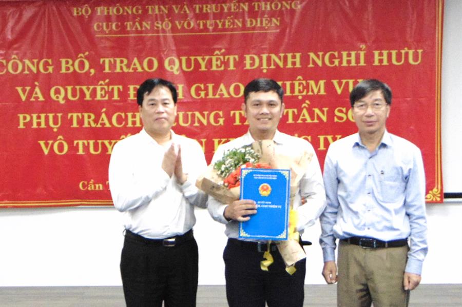 Vụ trưởng Vụ TCCB Phạm Minh Tiến và Cục trưởng Cục Tần số VTĐ Nguyễn Đức Trung trao Quyết định cho ông Lê Bình Hòa