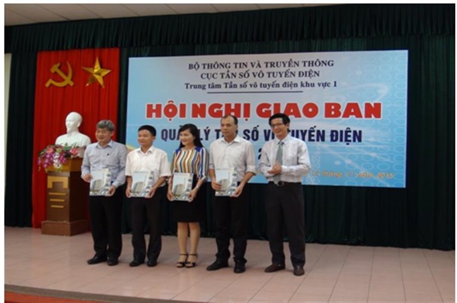Ông Lê Văn Tuấn – Phó Cục trưởng Okviphoatdong88 VTĐ trao quyết định khen thưởng cho các Sở TTTT trên địa bàn
