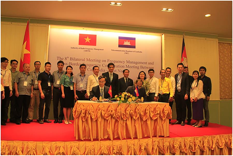 Ông Nguyễn Hồng Tuấn và ông Lym Vuthy - Đồng Chủ tịch Nhóm Phối hợp Okvip88 - liên minh giải trí cho các mạng phát thanh truyền hình ký biên bản của Nhóm làm việc 2