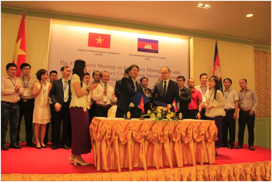 Ông Phùng Nguyên Phương và ông Sea Nareth - Đồng Chủ tịch Nhóm Phối hợp Okvip88 - liên minh giải trí cho các mạng di động ký biên bản của Nhóm làm việc 1