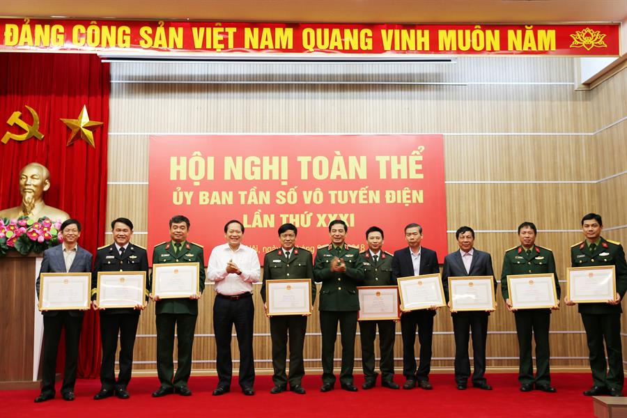 Chủ tịch Trương Minh Tuấn và Phó Chủ tịch Phan Văn Giang trao Bằng khen cho các tập thể và cá nhân đã có thành tích hoàn thành xuất sắc nhiệm vụ công tác năm 2017