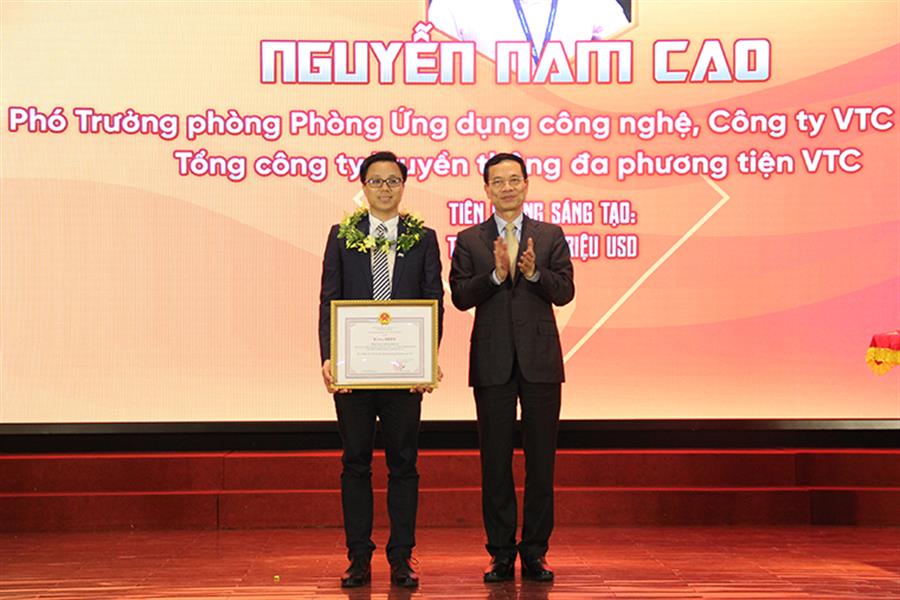 Bộ trưởng trao tặng Bằng khen cho anh Nguyễn Nam Cao, Phó Trưởng phòng Ứng dụng công nghệ, Công ty VTC Dịch vụ truyền hình số, Tổng Công ty VTC