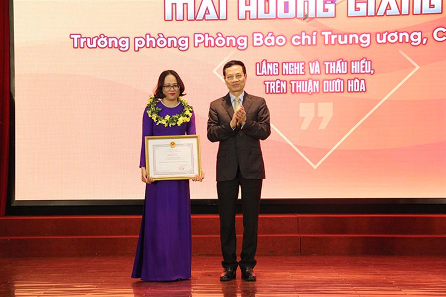 Bộ trưởng Nguyễn Mạnh Hùng trao tặng Bằng khen cho chị Mai Hương Giang, Trưởng phòng Báo chí Trung ương, Cục Báo chí