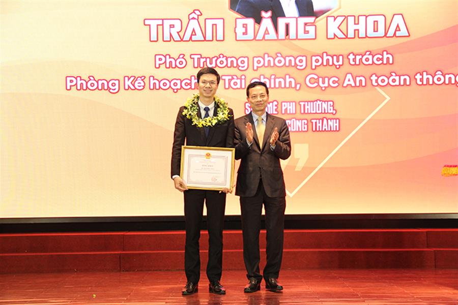 Bộ trưởng Bộ TT&TT Nguyễn Mạnh Hùng trao Bằng khen cho anh Trần Đăng Khoa, Phó Trưởng phòng phụ trách phòng Kế hoạch tài chính, Cục An toàn thông tin.