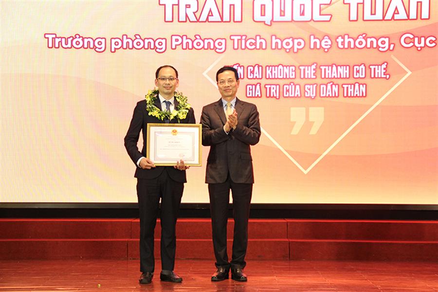 Bộ trưởng Nguyễn Mạnh Hùng trao Bằng khen cho anh Trần Quốc Tuấn, Trưởng phòng Tích hợp hệ thống, Cục tin học hóa
