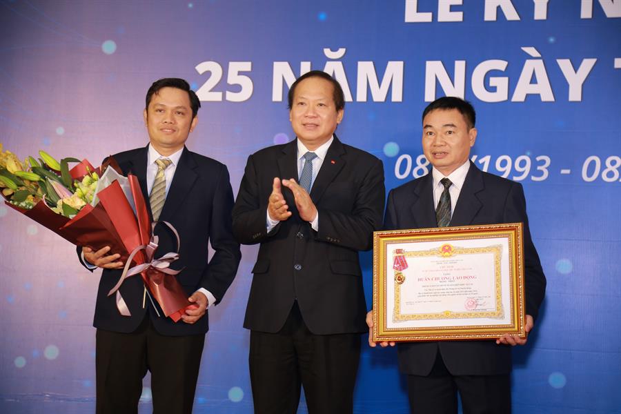 Bộ trưởng Trương Minh Tuấn, thừa ủy quyền Chủ tịch nước trao tặng Huân chương Lao động cho đơn vị thuộc Cục Tần số VTĐ