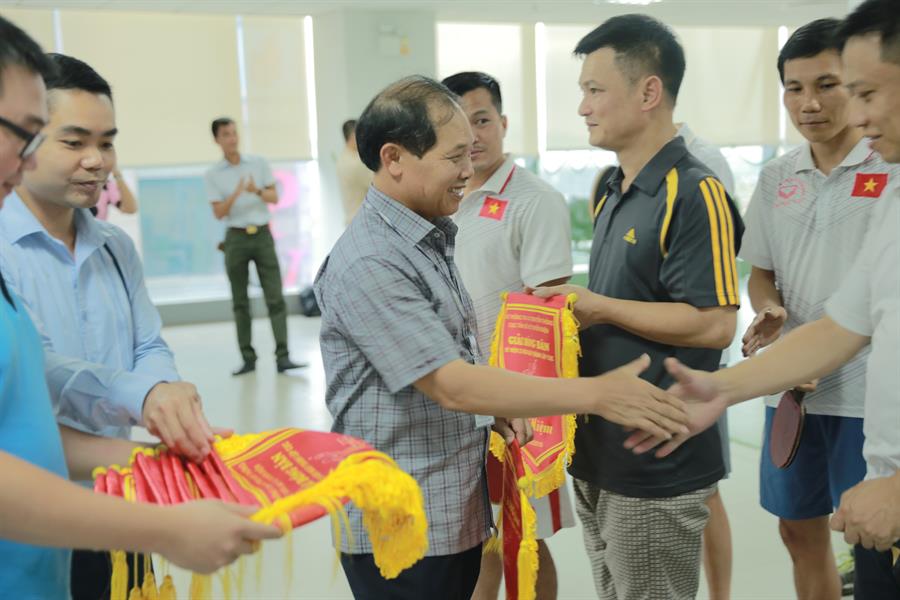 Cục trưởng Đoàn Quang Hoan tặng cờ lưu niệm cho các đội tham gia giải.