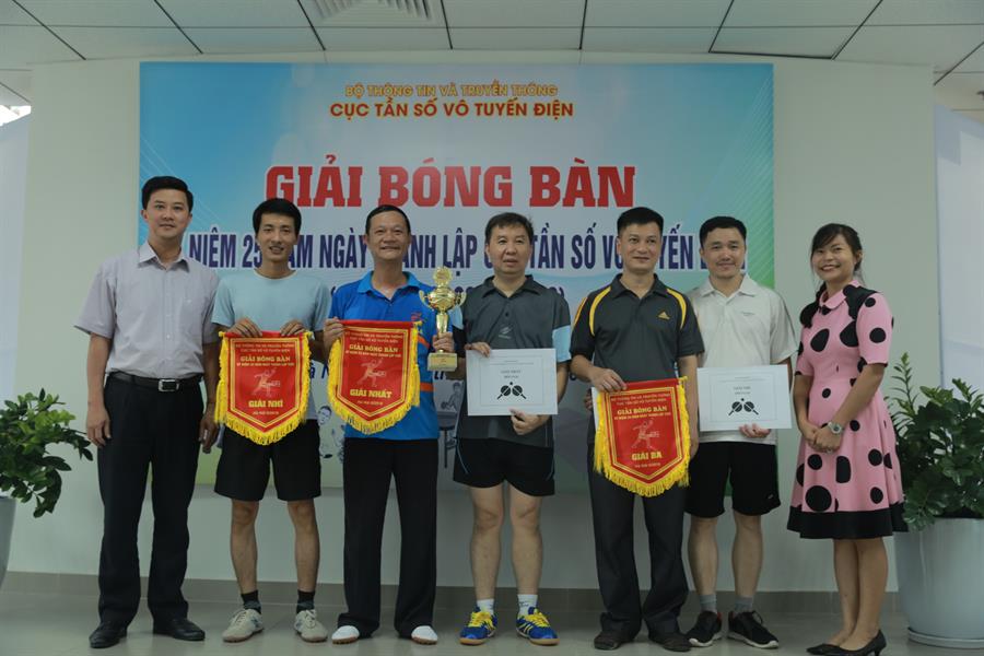 Ban Tổ chức trao giải cho các cặp đôi giành chiến thắng