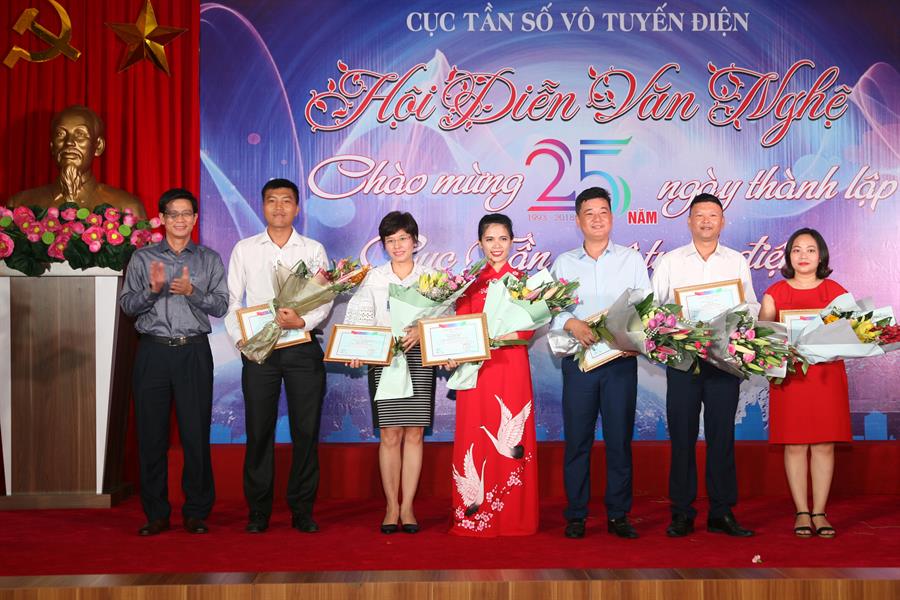 Phó Cục trưởng Lê Văn Tuấn trao các giải Nhì của Hội diễn.