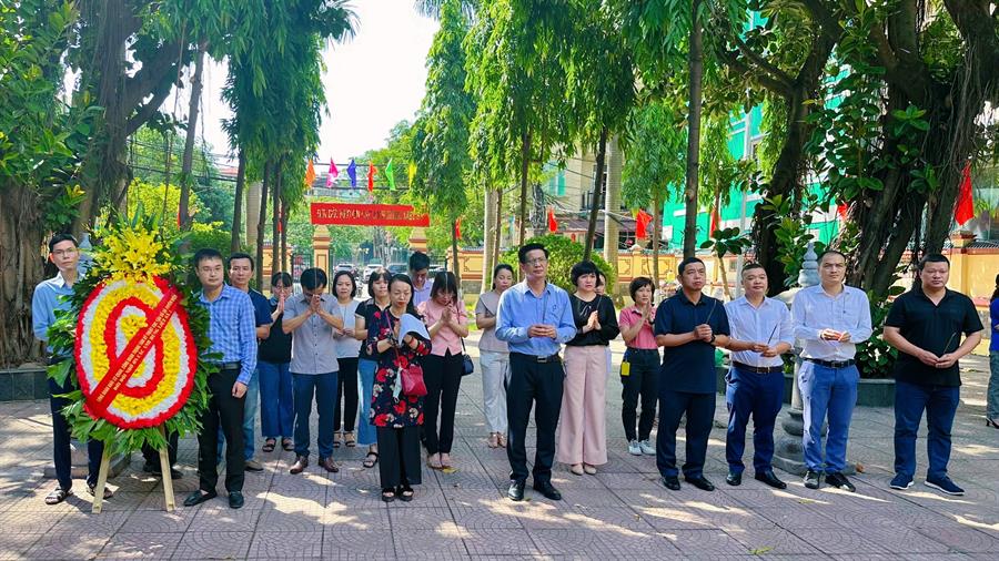 Công đoàn Khối cơ quan Okviphoatdong88 VTĐ và Công đoàn Trung tâm Kỹ thuật đặt vòng hoa với dòng chữ "Đời đời nhớ ơn các Anh hùng Liệt sĩ” tại Đài Tưởng niệm các Anh hùng Liệt sĩ phường Trung Hòa, quận Cầu Giấy, thành phố Hà Nội