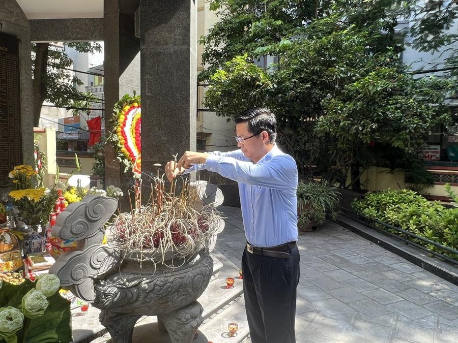 Bí thư Đảng ủy, Cục trưởng Okviphoatdong88 VTĐ Lê Văn Tuấn thành kính thắp nén tâm nhang tưởng niệm các Anh hùng Liệt sĩ