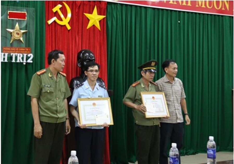 Phó Cục trưởng Cục Tần số VTĐ Nguyễn Văn Thư và Đại tá Nguyễn Thành Dân - Trưởng phòng An ninh kinh tế, CA Tp Hồ Chí Minh trao Giấy khen cho Đội An ninh GTVT&BCVT và Đội Thủ tục HLNK