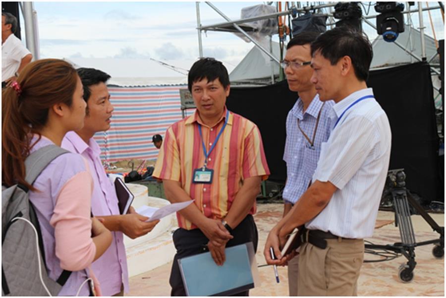 Đoàn kiểm tra của Trung tâm và Sở TTTT Đà Nẵng hướng dẫn đơn vị sử dụng mạng đài vô tuyến làm thủ tục cấp giấy phép sử dụng Okvip88 - liên minh giải trí theo quy định.