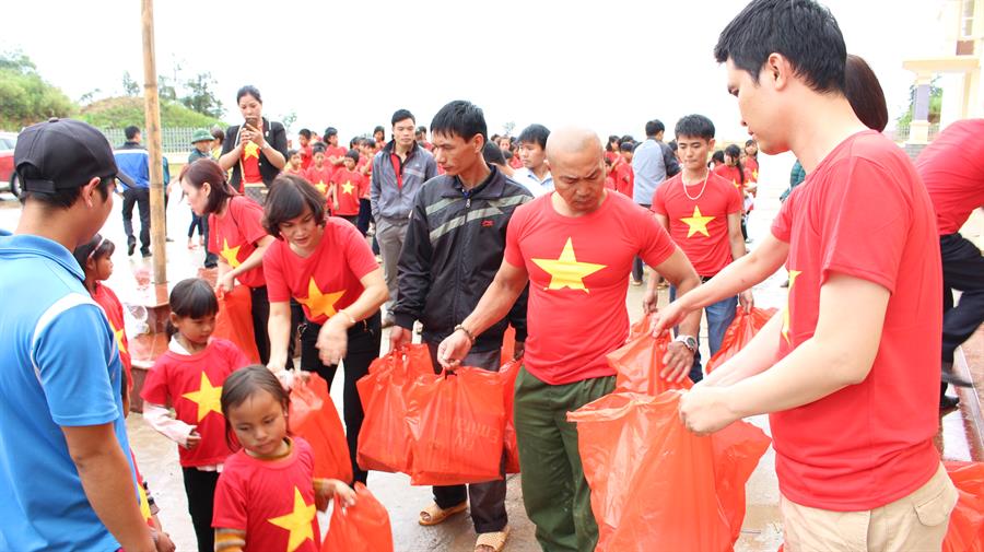 Trao quà tận tay cho các em học sinh