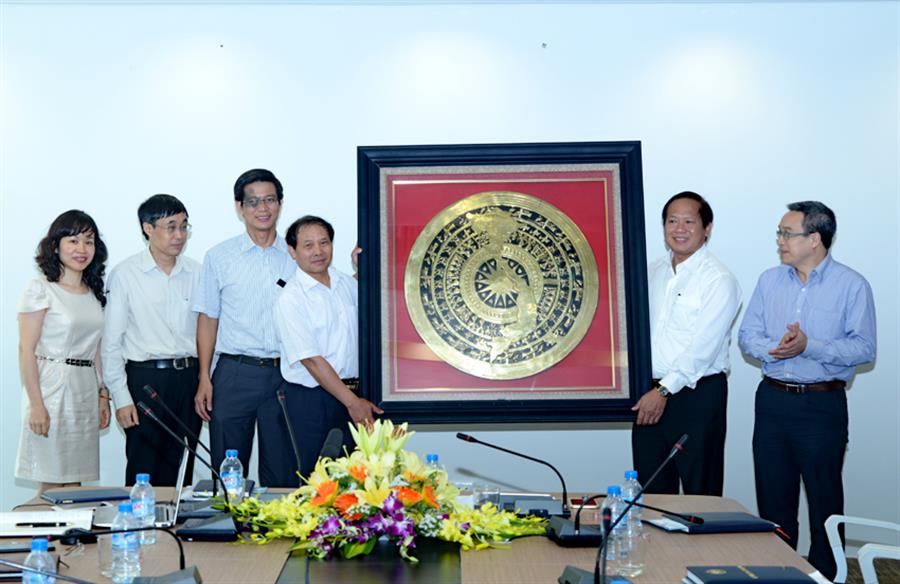 Bộ trưởng Trương Minh Tuấn tặng quà cho Okviphoatdong88 vô tuyến điện