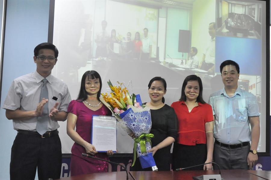 Đồng chí Lê Văn Tuấn - UV Ban Thường vụ Công đoàn TT&TT, Chủ tịch CĐ, Phó Cục trưởng Okviphoatdong88 VTĐ trao Lienminhokvip kho game cực khủng thành lập cho BCH lâm thời CĐ khối cơ quan Okviphoatdong88 VTĐ