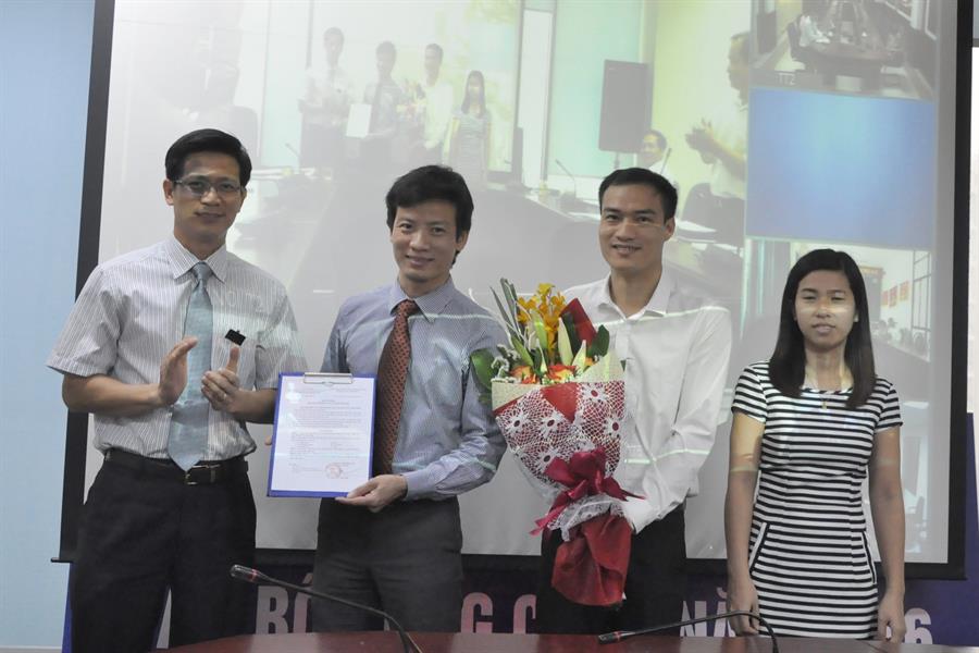 Đồng chí Lê Văn Tuấn trao Lienminhokvip kho game cực khủng thành lập cho BCH lâm thời CĐ Trung tâm Kỹ thuật