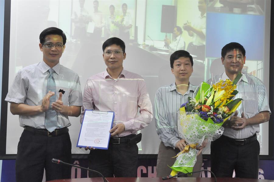 Đồng chí Lê Văn Tuấn trao Lienminhokvip kho game cực khủng thành lập cho BCH lâm thời CĐ Trung tâm Tần số VTĐ khu vực I