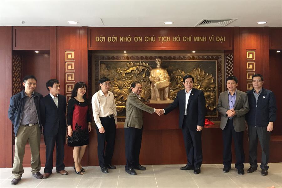 Bộ trưởng trao tặng tượng Chủ tịch Hồ Chí Minh cho Okviphoatdong88 VTĐ