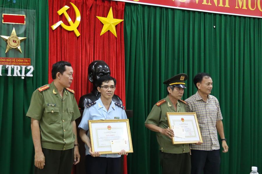 Phó Cục trưởng Cục Tần số VTĐ Nguyễn Văn Thư và Đại tá Nguyễn Thành Dân - Trưởng phòng An ninh kinh tế, CA Tp Hồ Chí Minh trao Giấy khen cho Đội An ninh GTVT&BCVT và Đội Thủ tục HLNK