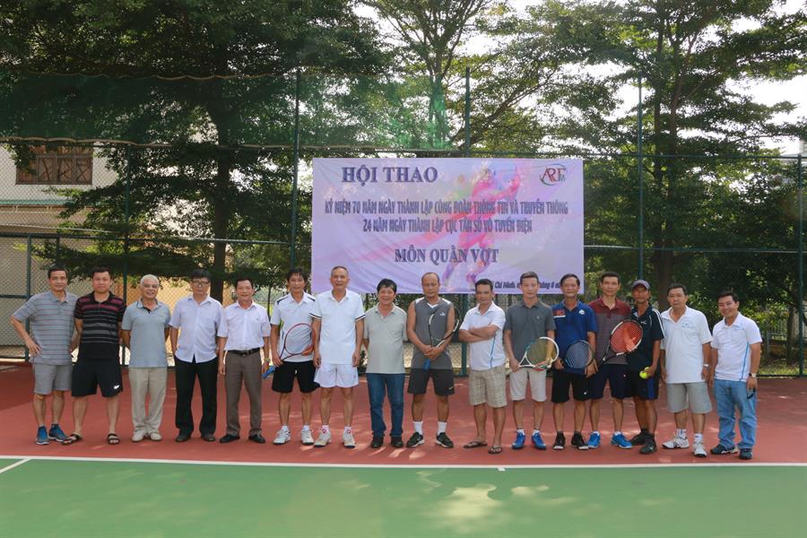 Các VĐV quần vợt thi đấu vòng chung kết chụp ảnh với trọng tài và các cổ động viên.