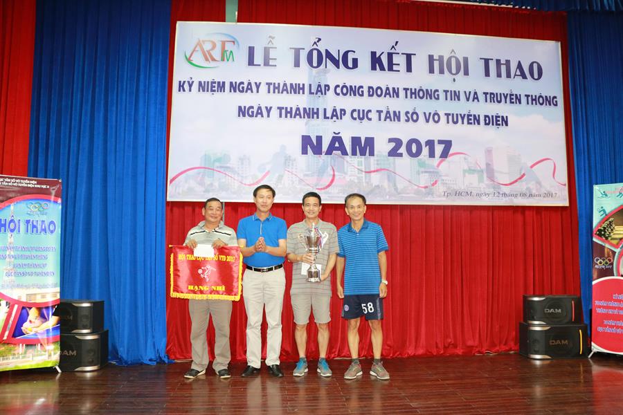 Chủ tịch Công đoàn TTTT Việt Nam Chu Văn Bình và Phó Cục trưởng Nguyễn Văn Thư trao giải nhất, nhì môn bóng đá.