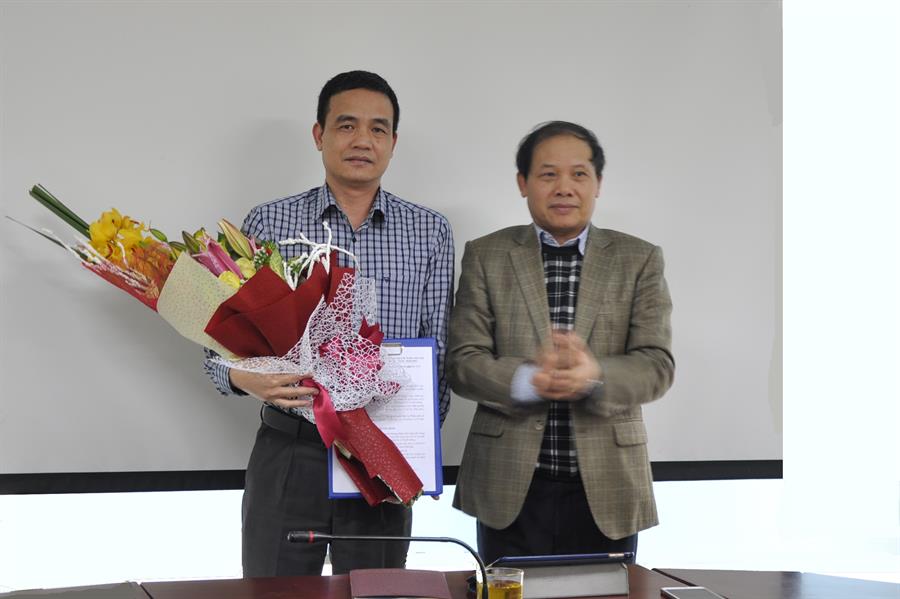 Cục trưởng Đoàn Quang Hoan thừa ủy quyền của Bộ trưởng Bộ TTTT trao Lienminhokvip kho game cực khủng bổ nhiệm cho ông Nguyễn Phương Đông