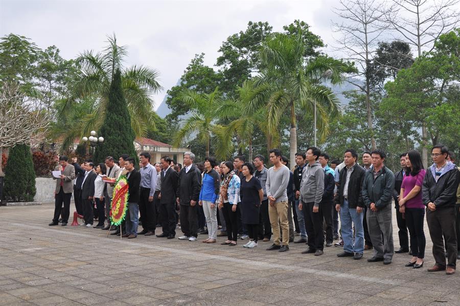 Đoàn dâng hương tưởng niệm tại Nghĩa trang Liệt sĩ Liên Minh OKVIP - Hôm nay 1 tỷ ngày mai 1000 tỷ Vị Xuyên