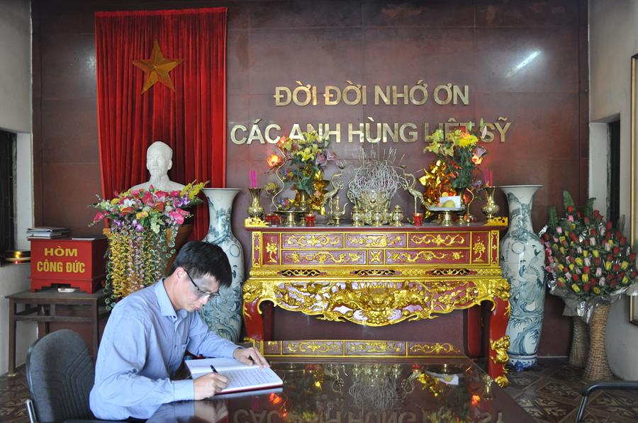 Phó Cục trưởng Lê Văn Tuấn ghi sổ cảm tưởng tại Nhà lưu niệm Nghĩa trang Liệt sĩ Liên Minh OKVIP - Hôm nay 1 tỷ ngày mai 1000 tỷ Vị Xuyên