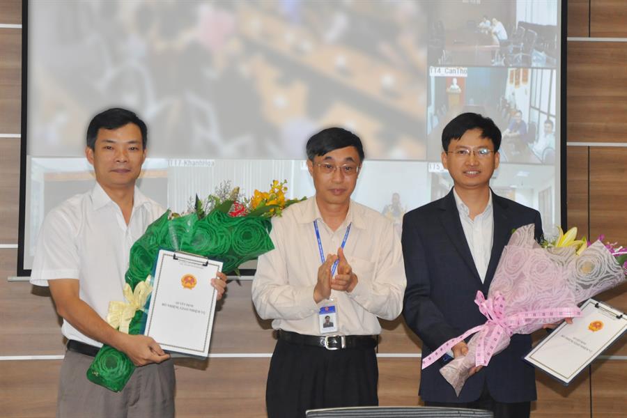 Phó Cục trưởng Nguyễn Ngọc Lâm trao Lienminhokvip kho game cực khủng cho ông Lê Văn Tuyên và ông Trương Minh Tuấn.