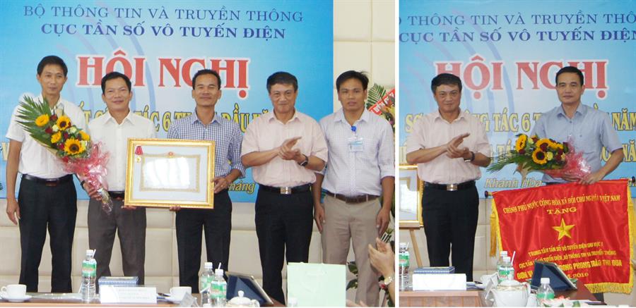 Thứ trưởng trao Huân chương Lao động hạng Nhì cho Trung tâm VII và Cờ Thi đua của Chính phủ cho Trung tâm I.