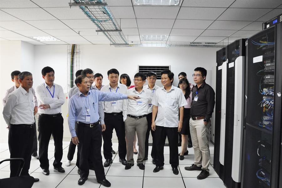 Cục trưởng Đoàn Quang Hoan giới thiệu về Trung tâm dữ liệu