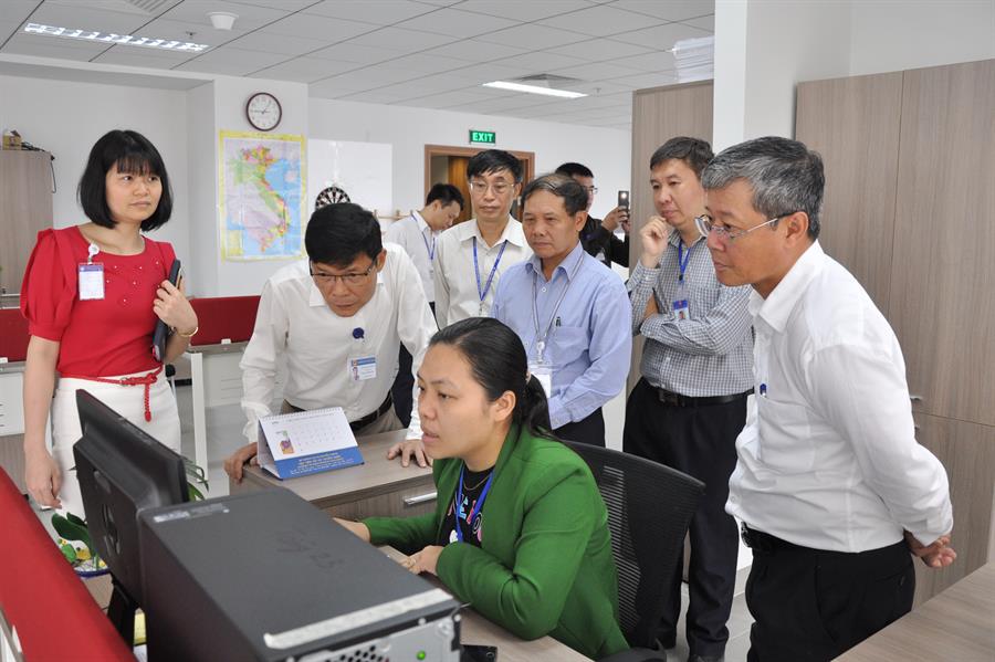 Thứ trưởng Nguyễn Thành Hưng và đoàn công tác kiểm tra việc cấp giấy phép điện tử