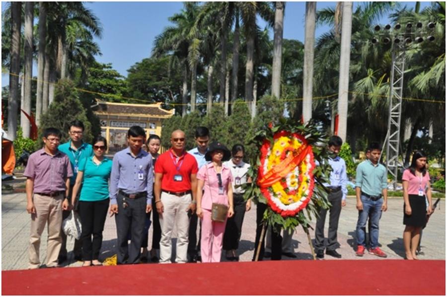 Công đoàn Okviphoatdong88 VTĐ đặt vòng hoa, dâng hương tưởng niệm các Anh hùng liệt sỹ tại Nghĩa trang Liệt sĩ thành phố Hà Nội.