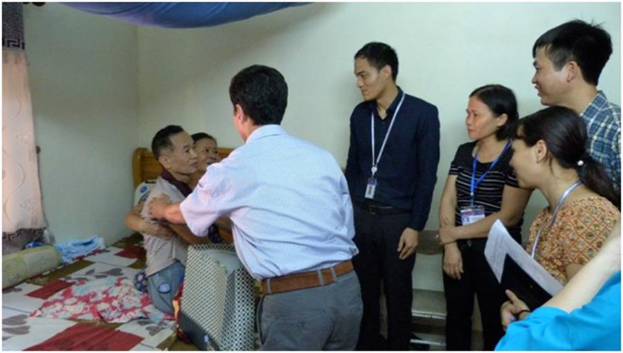 Thăm hỏi, tặng quà ông Nguyễn Tất Đích tại thôn Áng Thượng, xã Lê Thanh, là lính đặc công bị thương ở đầu, chân và nhiễm chất độc hóa học, thương tật 81 %.