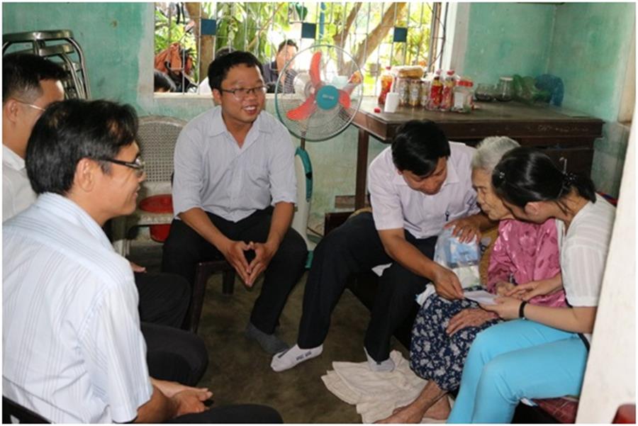Tặng quà Mẹ Việt Nam Anh hùng Phạm Thị Chừ - có 3 con là Liệt sĩ, chồng là du kích hy sinh trong cuộc kháng chiến chống Mỹ - tại thị trấn Nam Phước, huyện Duy Xuyên, Quảng Nam.