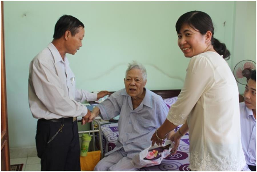 Thăm và tặng quà ông Hồ Văn Sanh (97 tuổi) bị nhiễm chất độc hóa học, tại 178 đường Cách Mạng Tháng Tám, khu vực V, phường Bùi Hữu Nghĩa, quận Bình Thủy, thành phố Cần Thơ.