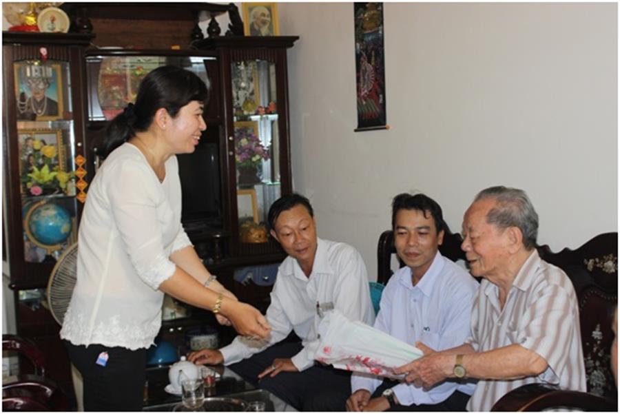 Thăm và tặng quà ông Lê Ngọc Huỳnh (83 tuổi), Thương binh suy giảm khả năng lao động từ 21-60%, tại C5, khu Tập thể Đinh Tiên Hoàng, khu vực V, phường Bùi Hữu Nghĩa, quận Bình Thủy, thành phố Cần Thơ.