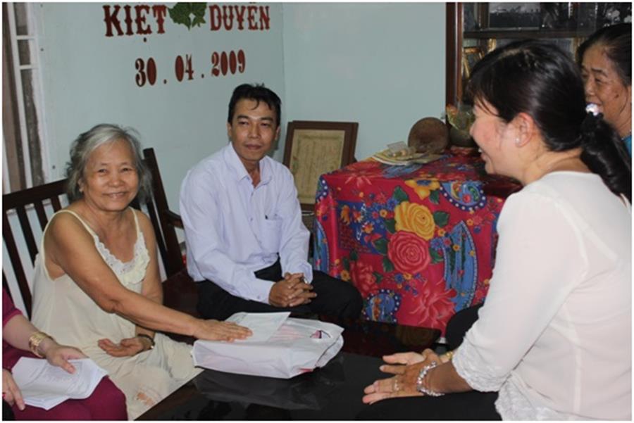 Thăm và tặng quà Bà Nguyễn Thùy Thảo (83 tuổi), Thương binh suy giảm khả năng lao động từ 21-60%, tại 180/15 đường Cách Mạng Tháng Tám, khu vực V, phường Bùi Hữu Nghĩa, quận Bình Thủy, thành phố Cần Thơ.