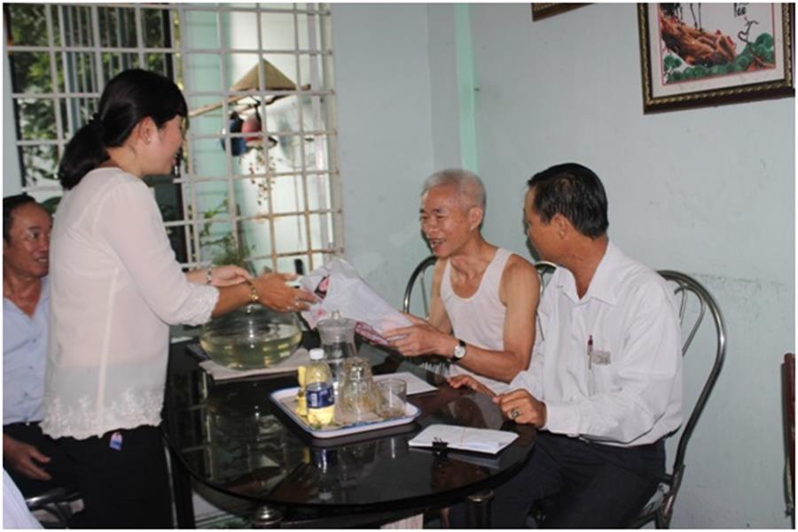 Thăm và tặng quà ông Đặng Xuân (75 tuổi), Thương binh suy giảm khả năng lao động từ 21-60%, tại 180/27 đường Cách Mạng Tháng Tám, khu vực V, phường Bùi Hữu Nghĩa, quận Bình Thủy, thành phố Cần Thơ.