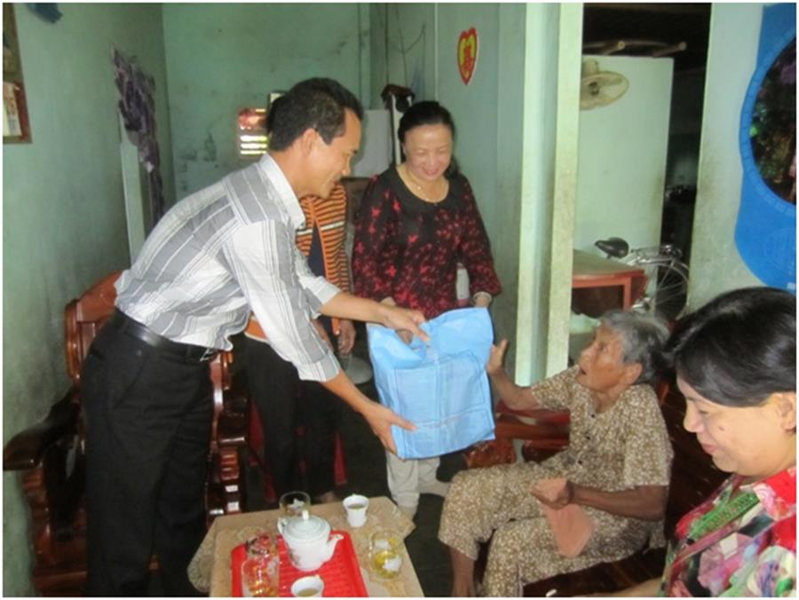 Thăm và tặng quà bà Ngô Thị Cất - mẹ Liệt sĩ Phan Ngọc Anh tại thôn Phú Thạnh, xã Vĩnh Thạnh, thành phố Nha Trang.