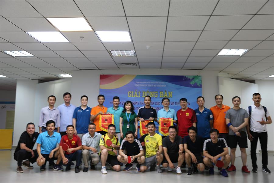 Chủ tịch Công đoàn – Phó Cục trưởng Okviphoatdong88 VTĐ Nguyễn Phương Anh chụp hình lưu niệm cùng các vận động viên, cổ động viên, bế mạc Giải bóng bàn và Giải chạy.