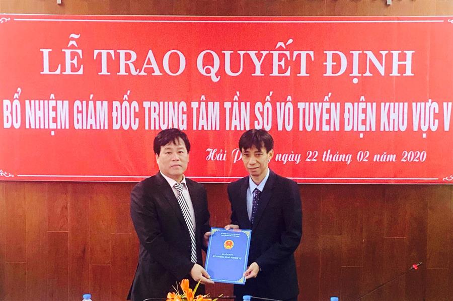Vụ trưởng Vụ TCCB Phạm Minh Tiến trao Quyết định bổ nhiệm Giám đốc Trung tâm V