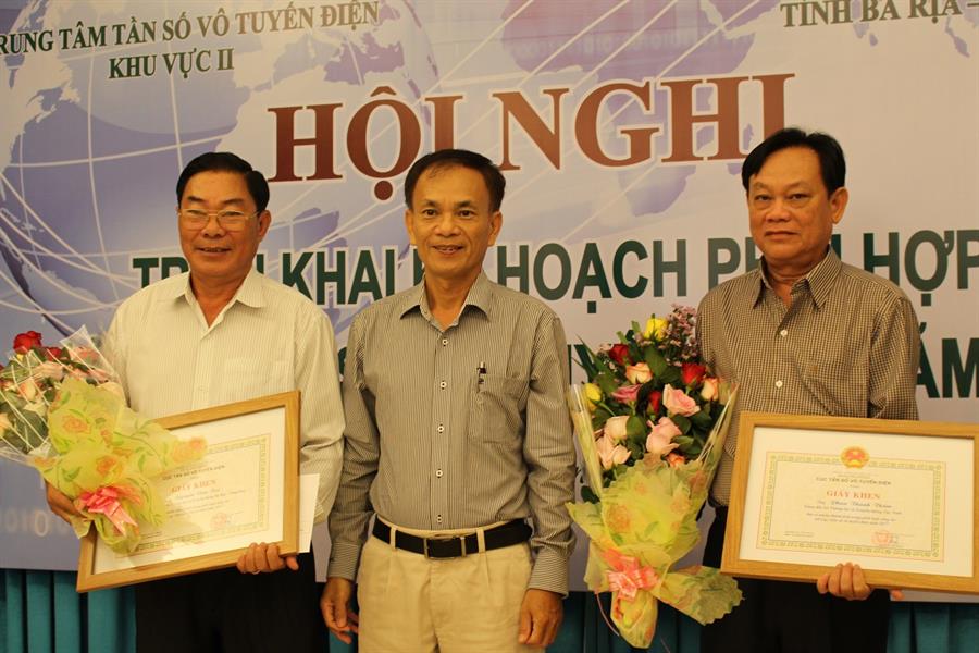 Phó Cục trưởng Nguyễn Văn Thư trao Giấy khen của Cục trưởng Cục Tần số VTĐ cho các lãnh đạo, nguyên lãnh đạo Sở TTTT